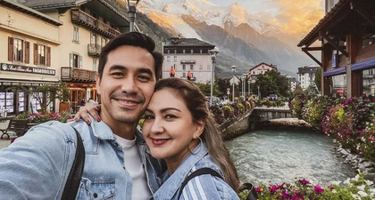 Potret Keharmonisan Pasangan Donna Agnesia dan Darius Sinathrya