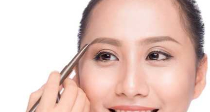 Rekomendasi 7 Pensil Alis Lokal Terbaik untuk Alis On Point