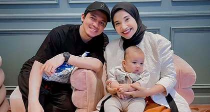 Potret Pasangan Zaskia Sungkar dan Irwansyah saat Mengasuh Anak