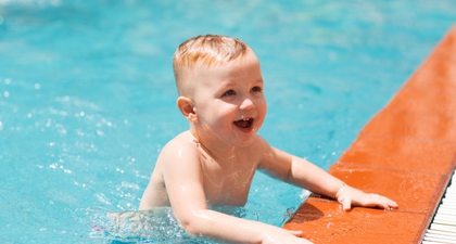 Kapan Waktu yang Tepat untuk Ajarkan Bayi Berenang?