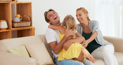 Romantis, Ini 7 Tanda Anak Cinta pada Orang Tuanya!