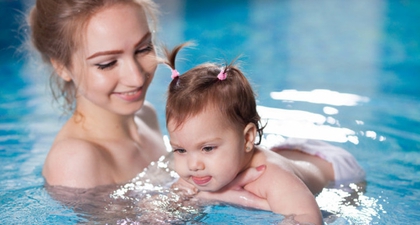 Bayi Renang? Ini Manfaat, Persiapan & Waktu yang Tepat